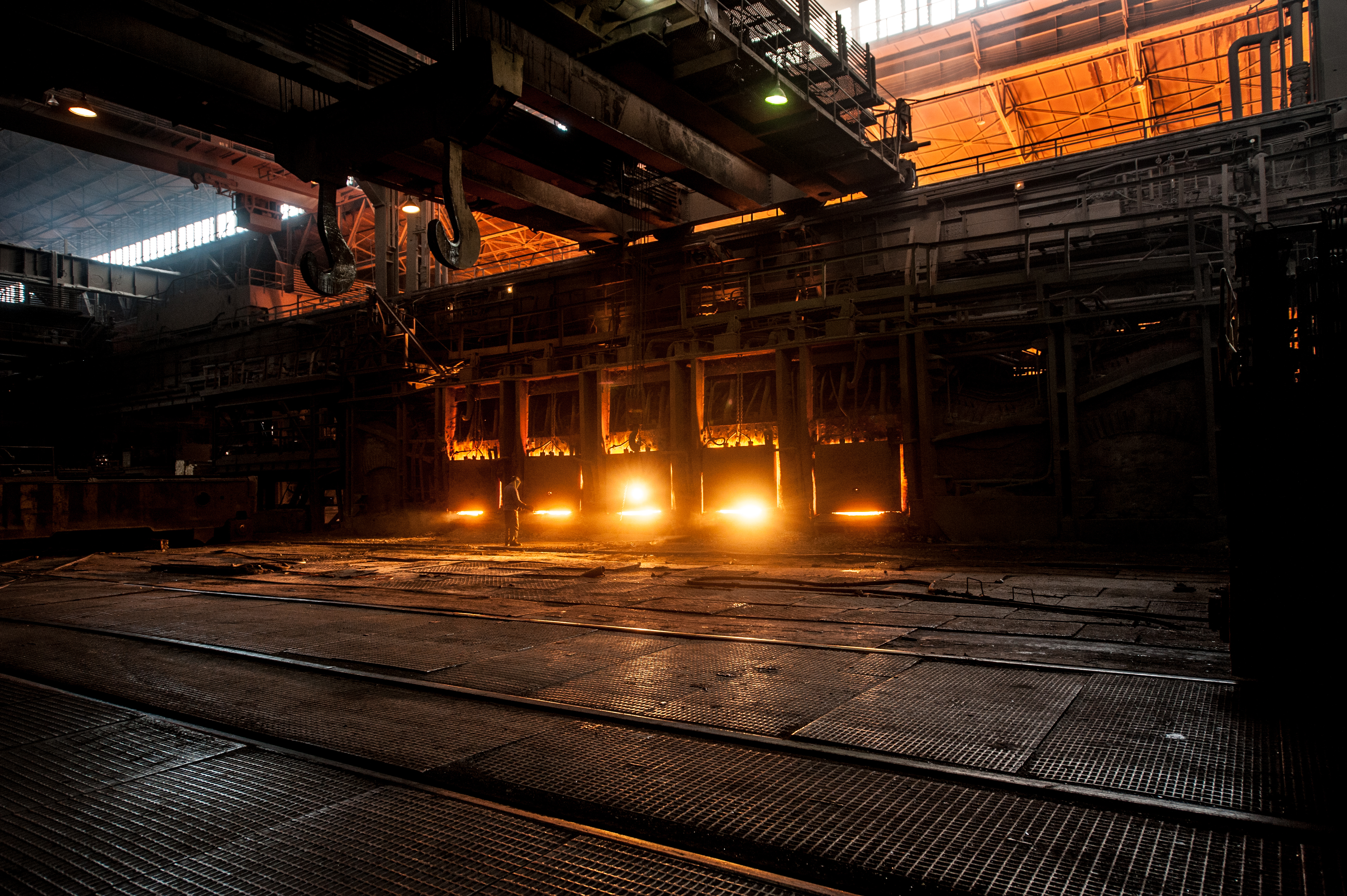 Ovens en compressoren die gelijktijdig aanslaan in de fabriekshal